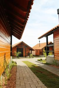 uma passagem em frente a uma casa em Cabanas Charme da Serra em Cambará