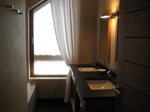 baño con 2 lavabos y ventana en Chambre d'hôtes La Forestière, en Le Hohwald