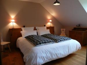 1 dormitorio con 1 cama con sábanas y almohadas blancas en Chambre d'hôtes La Forestière, en Le Hohwald