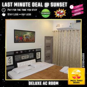 Cartel de un dormitorio con cama y cortinas en Last Minute Deal @ Hotel Sunset, en Orchha