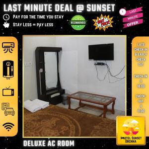 Cette chambre comprend un lit à baldaquin et une télévision. dans l'établissement Last Minute Deal @ Hotel Sunset, à Orchha