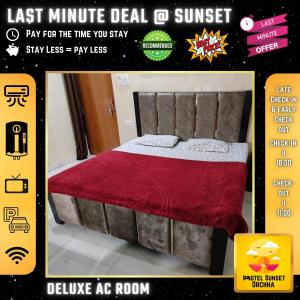 póster de cama con manta roja en Last Minute Deal @ Hotel Sunset, en Orchha