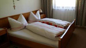 Łóżko lub łóżka w pokoju w obiekcie Haus Drescher