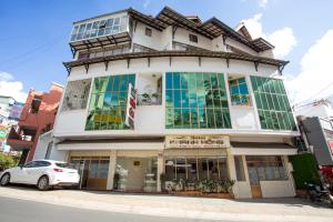 un edificio con un'auto parcheggiata di fronte di Khanh Hong Da Lat a Da Lat