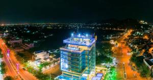 um edifício com luzes em cima à noite em Khách sạn Sunrise Ninh Thuận em Thôn Dư Khánh