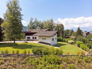 Villa Alpenblick في كتسبويل: منزل على تلة مع ساحة خضراء