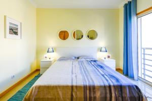 - une chambre avec un lit et 3 miroirs sur le mur dans l'établissement Ocean view Apartment with 3 spacious Terraces, 2 Swimming pools & Tennis court, à Albufeira