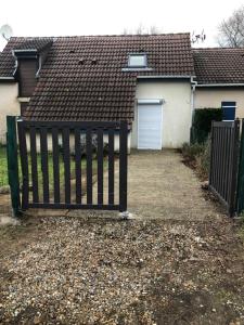un cancello di fronte a una casa con garage di La st Cecile a Camiers Altre 7 foto