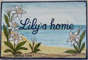 una pintura de flores en la playa con las palabras "Lucille a casa" en Lily's Home, en Isquia