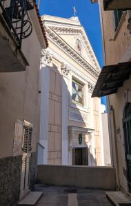 une église avec une croix au-dessus d'un bâtiment dans l'établissement Lily's Home, à Ischia