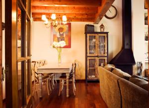 una sala da pranzo con tavolo e divano di Casa 4 Habitaciones en Osseja a Osséja