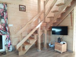 Pokój z drewnianą ścianą i drewnianymi schodami w obiekcie Domek na wzgórzu ''NIEDŹWIEDŹ'' w mieście Świątkowa Mała