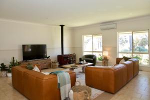Gallery image of Marigold Cottage, A Blue Mountains Oasis- Spacious, Views & Kangaroos in Little Hartley