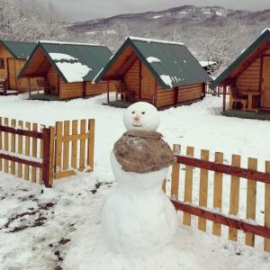 Konaci Očeva Zemlja Vikendica i Bungalovi að vetri til