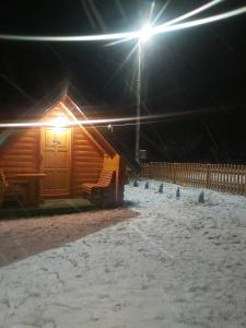 Konaci Očeva Zemlja Vikendica i Bungalovi að vetri til