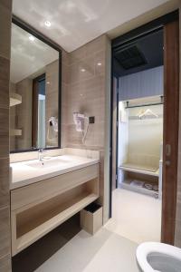 A bathroom at Prime Park Hotel & Convention Lombok