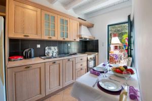 uma cozinha com uma mesa com uma taça de fruta em Nandia Studio & Apartment em Gaios
