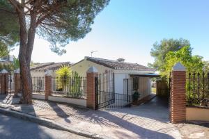 a house with a gate and a tree at Casa Pepe in Mijas