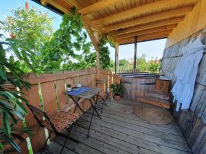 Rõdu või terrass majutusasutuses Glamping NA BREJGI