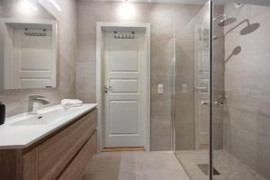 Koupelna v ubytování Unique and Spacious Apt close to City Centre + 20 fotografií