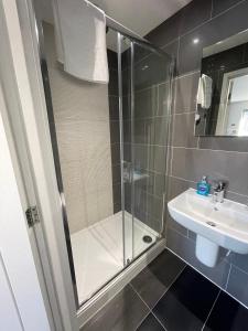 Bathroom sa Arlan House, Central Basingstoke Hotel