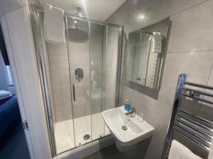 Kamar mandi di Arlan House, Central Basingstoke Hotel