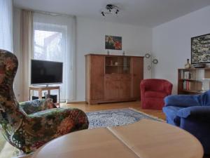 a living room with two chairs and a tv at Ferienwohnung R3 in Graal-Müritz