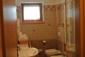 bagno con lavandino, servizi igienici e finestra di Hotel de Gletscher a Gressoney-la-Trinité
