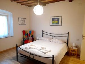 - une chambre avec un lit et 2 serviettes dans l'établissement Appartamento Palma, à Spello