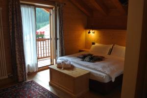 Una cama o camas en una habitación de Hotel de Gletscher
