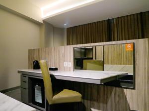 Rúm í herbergi á The Luxton Bandung