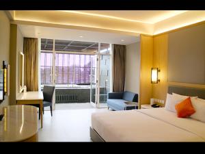 Rúm í herbergi á The Luxton Bandung
