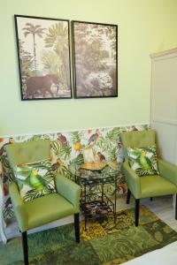 a living room with two chairs and a table at Anno 1900 Hotel Babelsberg in Potsdam