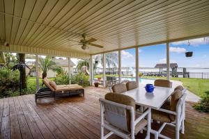 Peaceful and Fun Island Retreat - Riverfront Home - Pool - Gym - Sleeps 10