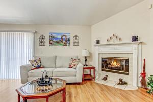 Private House with Huge Outside Patio, Great for Family's, Short Walk to the Beach