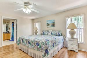Private House with Huge Outside Patio, Great for Family's, Short Walk to the Beach