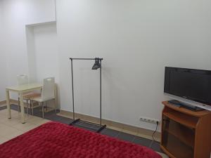 TV a/nebo společenská místnost v ubytování Старий Дворик,кімнати біля жд вокзалу