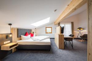 Postel nebo postele na pokoji v ubytování Berghotel & Chalets Adersberg Chiemgau Card kostenfrei