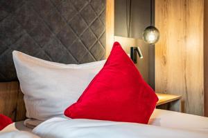 Postel nebo postele na pokoji v ubytování Berghotel & Chalets Adersberg Chiemgau Card kostenfrei
