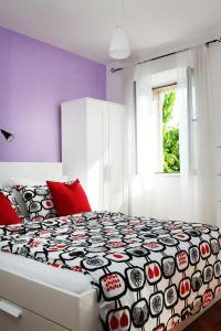 Rooms Denoble客房内的一张或多张床位