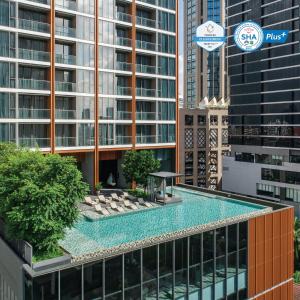 Bazén v ubytování Oakwood Suites Bangkok nebo v jeho okolí