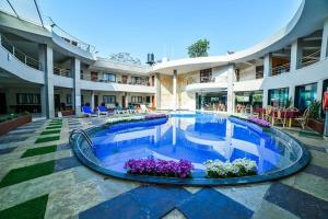 a large swimming pool in the middle of a building at The Center Court Resort & Spa in Varca
