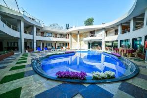 Bazén v ubytování The Center Court Resort & Spa nebo v jeho okolí