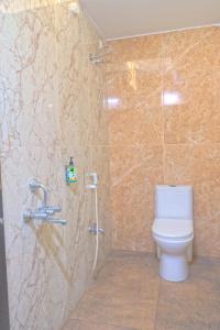 A bathroom at Staro Hotel - Hotel in Vijayawada