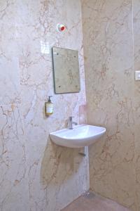 Ванная комната в Staro Hotel - Hotel in Vijayawada