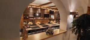 una cocina con un arco con una mesa. en Alpenchalet Almrose, en Auffach