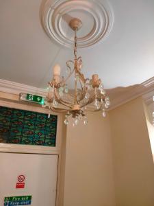 um candelabro pendurado num tecto num quarto em Tron Kirk Residence em Edinburgo
