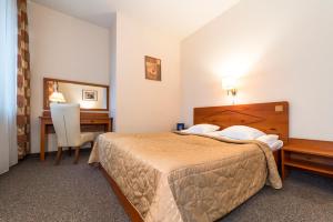 En eller flere senge i et værelse på Kolonna Hotel Brigita