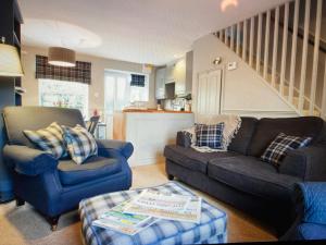 uma sala de estar com um sofá e duas cadeiras em Secret View Cottage in Terrington, York em York