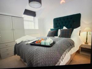 um quarto com uma cama com uma bandeja de comida em Secret View Cottage in Terrington, York em York